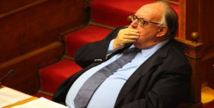 Eski Yunan Bakan Pangalos, VIP yerine normal salonu seçti