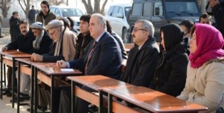 Afganistan’ın Belh ilçesindeki 9 köy okuluna malzeme desteği