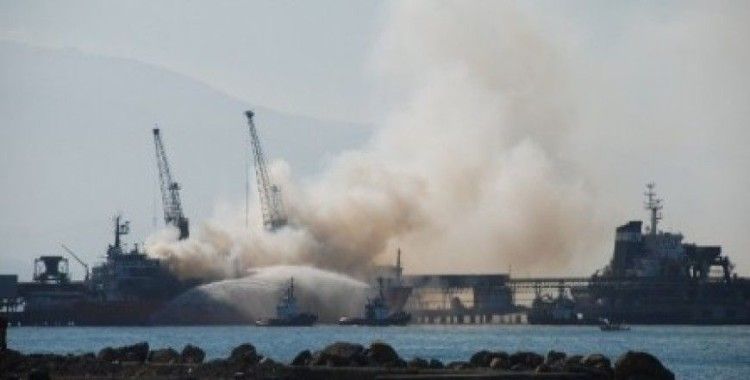 İskenderun'da saman yüklü gemi yanıyor