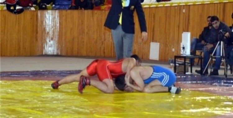 İstanbul'da kıran kırana güreş şampiyonası