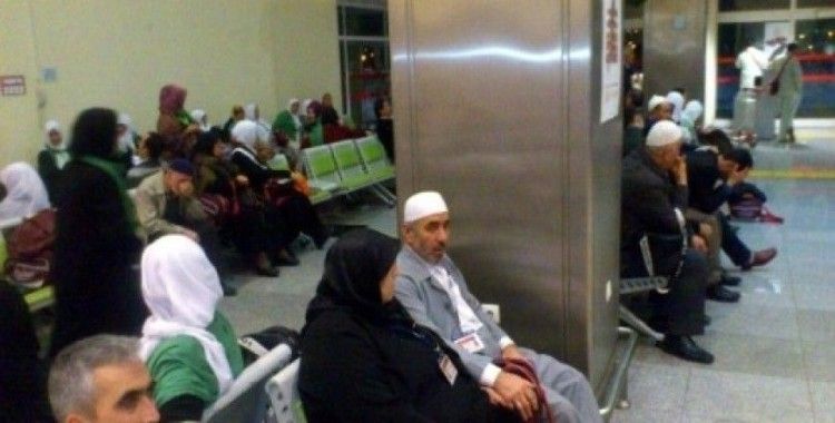 Umre yolcuları 11 saattir havaalanında bekliyor