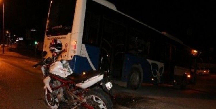 Polisten kaçan motosiklet otobüse çarptı, 2 yaralı