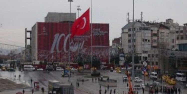 Taksim’de dev Türk bayrağı yarıya indirildi