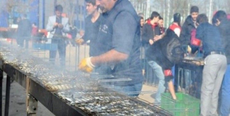 İnegöl’deki Hamsi Festivalinde 2,5 ton hamsi tüketildi