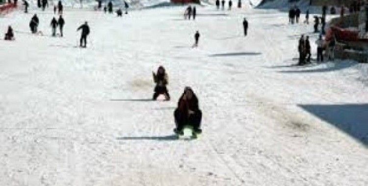 Palandöken'de güneşli havada kayak ve kızak keyfi