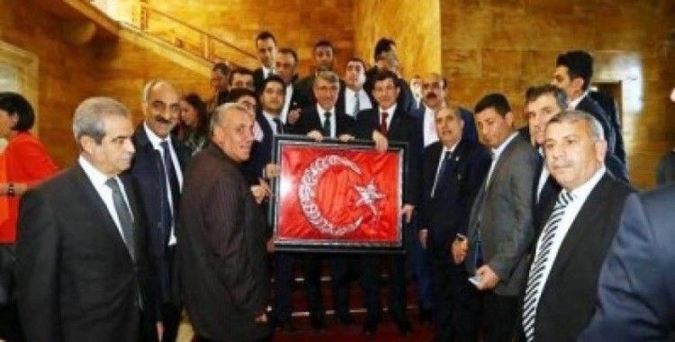 Başbakan Davutoğlu'na Osmanlıca işlemeli Türk bayrağı hediyesi