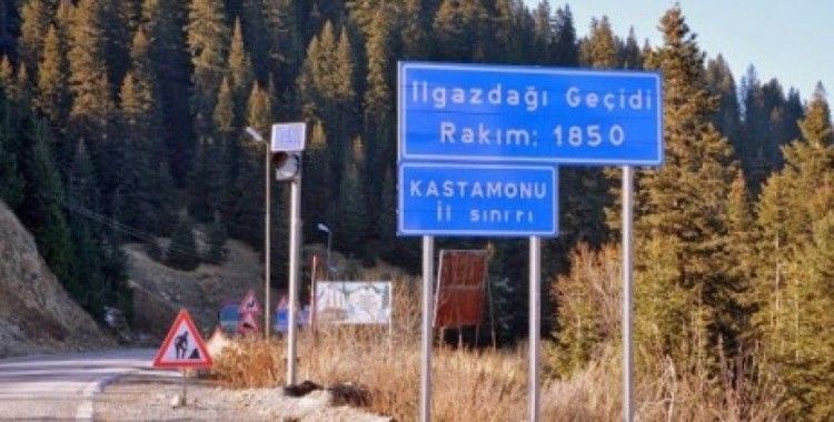 Heyelan Ilgaz Geçidi'ni 4 saat ulaşıma kapattı