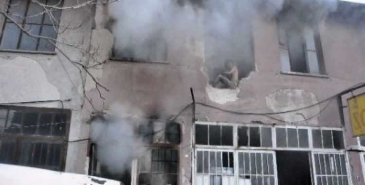 Ankara itfaiyesi yangından 'Can' kurtardı