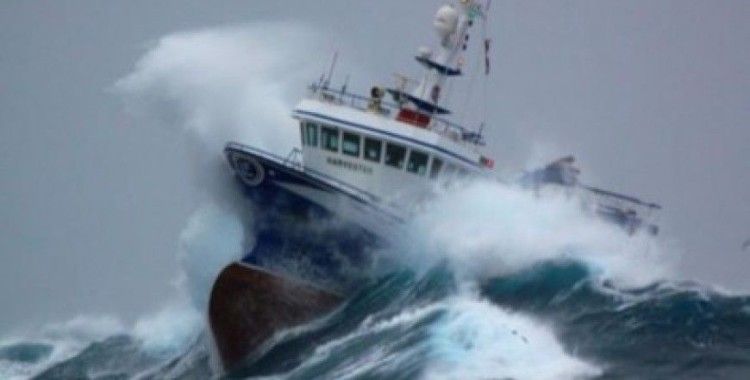 Alanya'da balıkçı tekneleri dev dalgalara yenildi
