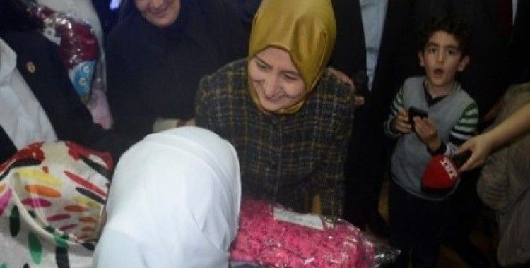 Sare Davutoğlu Suriyeli çocuklara hediye dağıttı