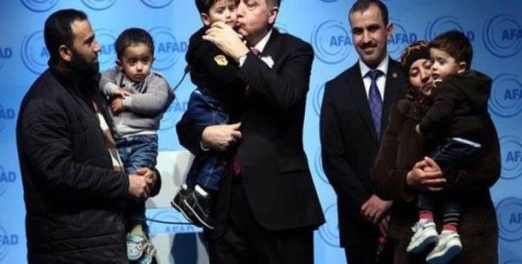 Erdoğan çocuklara hediyeler verdi
