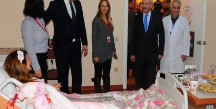 Kılıçdaroğlu, yeni doğan bebeklere ve ailelerine hediye verdi