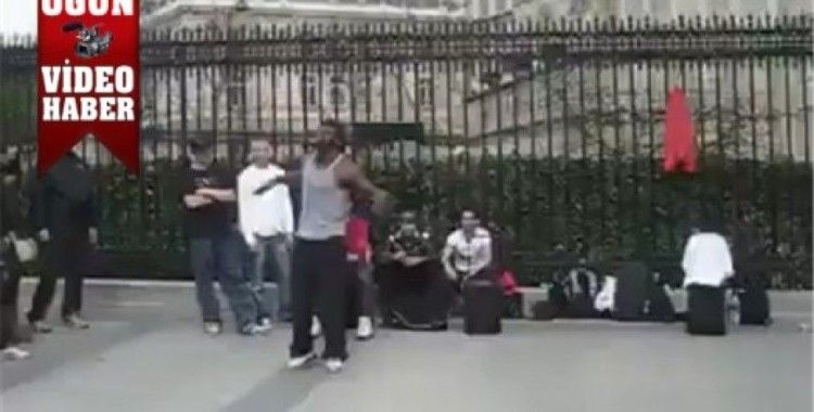 Biri Robot dansı mı dedi video izle..