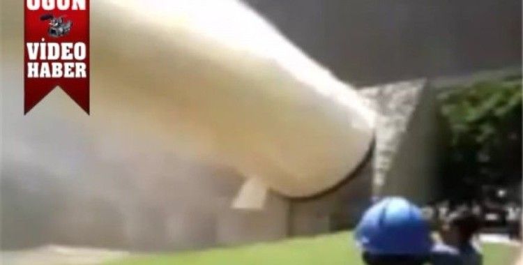 Baraj dan su tahliyesinin ilginç görüntüsü video izle..