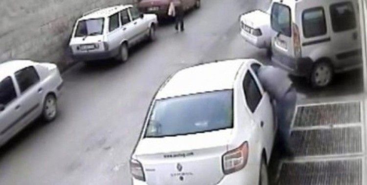 Otomobilden hırsızlık yapan zanlı güvenlik kamerasına yakalandı