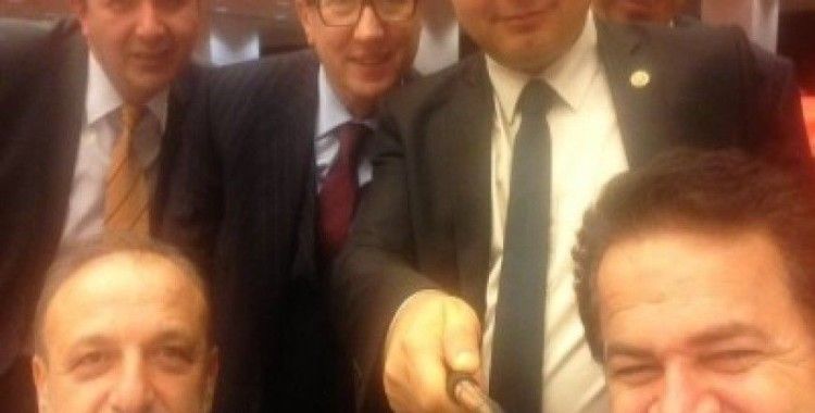 Selfie çubuğu meclise girdi