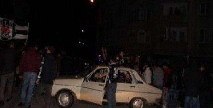 Edirne'de Beşiktaş taraftarı üniversiteliler, polise üçlü çektirdi