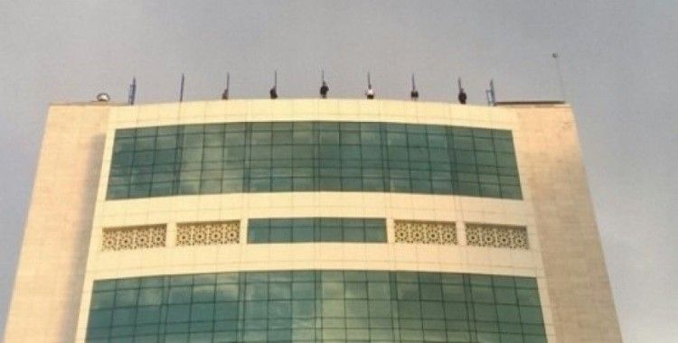 Başkentte kız yurdu inşaatında çalışan işçiler çatıya çıktı