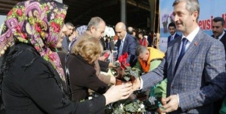 Gaziantep'te 80 bin çiçek dağıtıldı