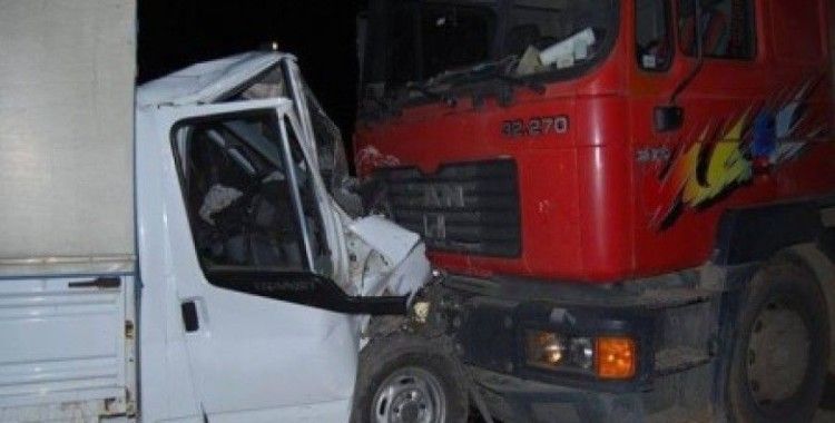 Bursa'da tır ile kamyonet kafa kafaya çarpıştı: 2 yaralı