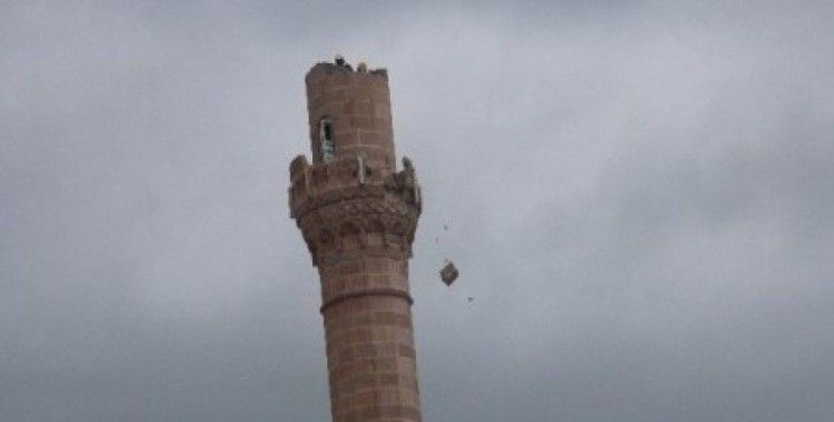 Beyşehir'de yıkılma riski taşıyan minareler yıkıldı