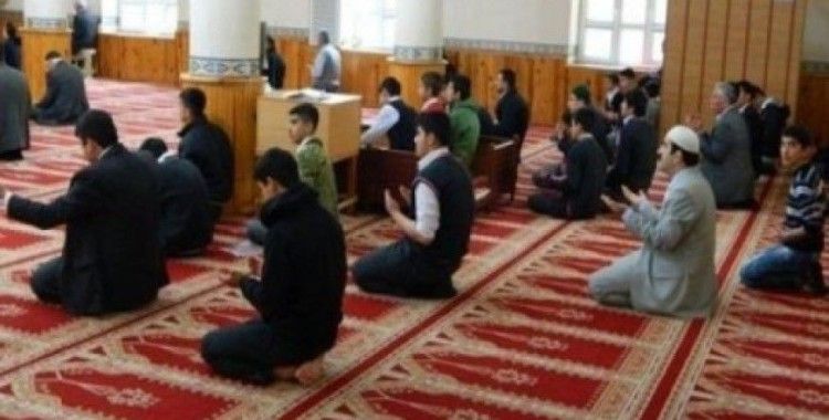 Üniversiteli öğrenciler cuma namazı öncesinde uyuşturucu hakkında bilgilendirildi