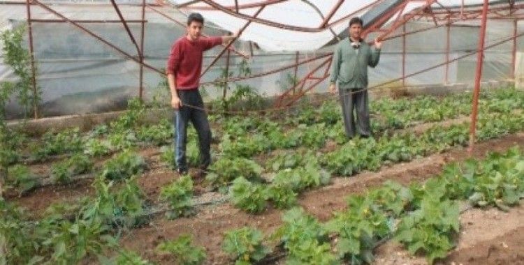 Hortum seraları vurdu, minareyi yan yatırdı