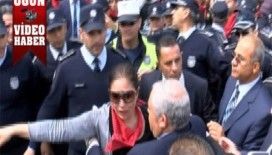 Eylemciyi polisin elinden Başbakan aldı