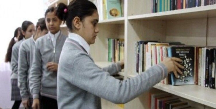 Genç kızların azmi kütüphane raflarını doldurdu
