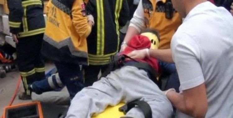 Kamyonun tekerleğinin altında kalan çocuk ağır yaralandı
