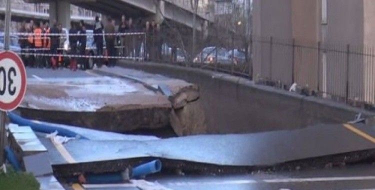 Başkent'te çöken yol ana su borusunu patlattı