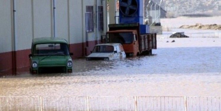 Antalya'da sel tarım arazilerini vurdu