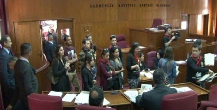 Öğretmenler Meclis'i bastı