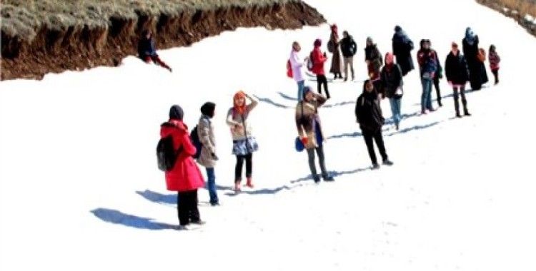 Malezyalı öğrenciler Palandöken’de kar keyfi yaşadı