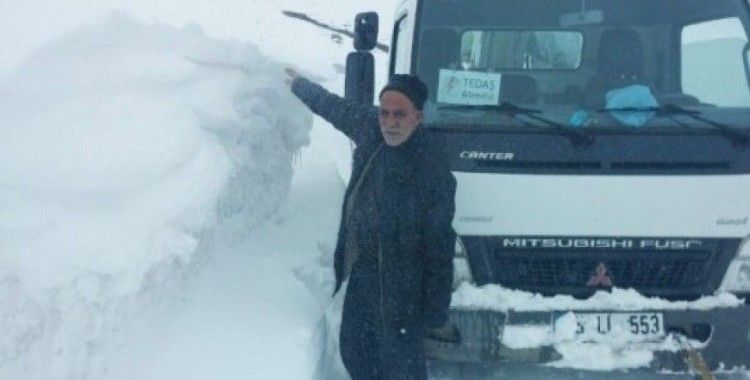 Erzurum'da kar adam boyunu geçti