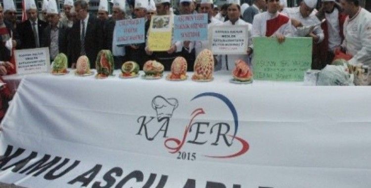 Kamu aşçılarından karpuz üzerinde şekilli meslek protestosu