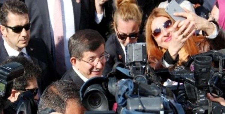 Başbakan Davutoğlu, vatandaşlarla selfie çekildi