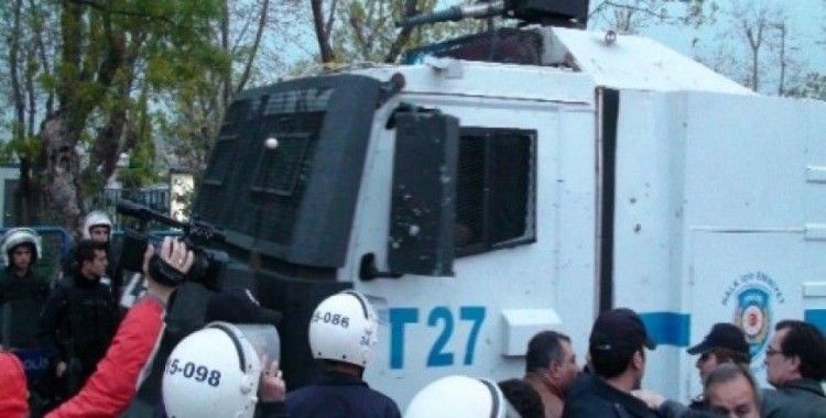 Kadıköy'de yasadışı pankart açan gruba polis müdahale etti