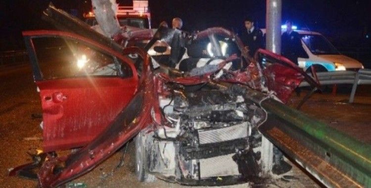 Bursa'da bariyere çarpan otomobil ikiye bölündü