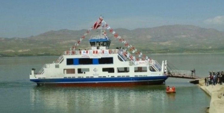 Parçaları TIR'larla taşınan vapur, Malatya'da karakaya Göl'ne indirildi
