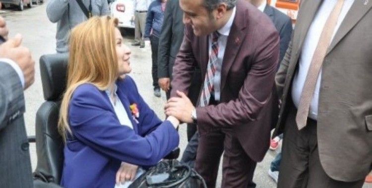Türkiye'nin tanıdığı engelli Milletvekili adayı İnegöl'den oy istedi
