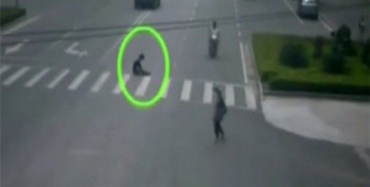 Yolun ortasında beklemesinin bir sebebi var !