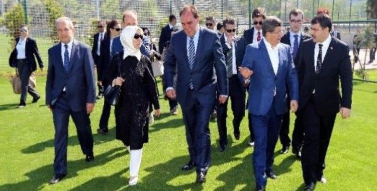 Başbakan Davutoğlu Riva'yı gezdi, maç sözü verdi