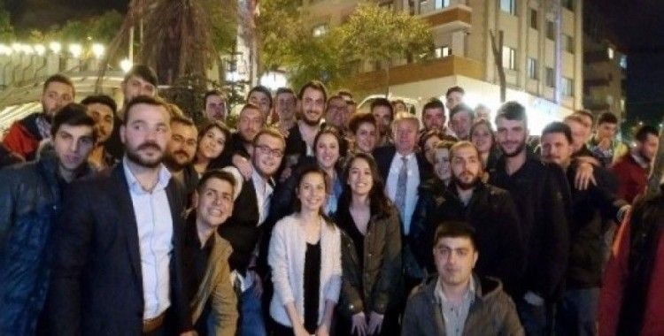 CHP Trabzon milletvekili adayı Haluk Pekşen gençlerle buluştu