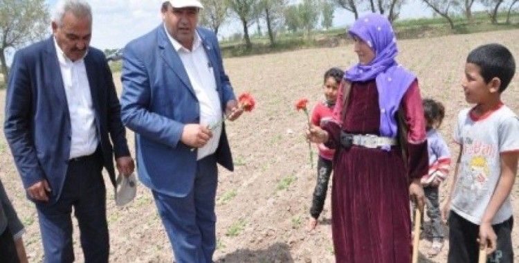 Aksaray'da çiftçilere karanfilli kutlama