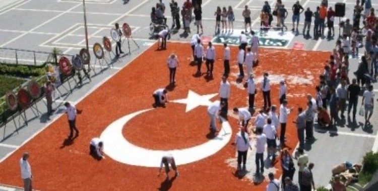Dünyanın baharattan yapılan en büyük Türk bayrağı