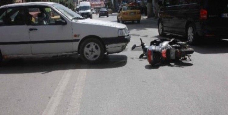 Malatya'da otomobille motosiklet çarpıştı