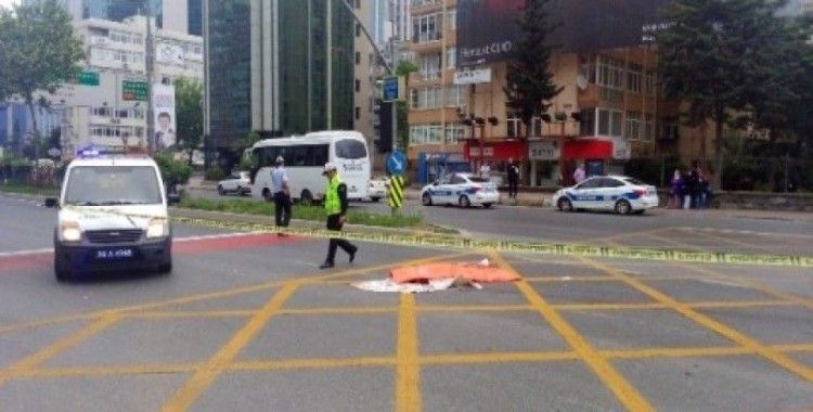 Beşiktaş'ta yolun karşısına geçmek isteyen yayaya otomobil çarptı
