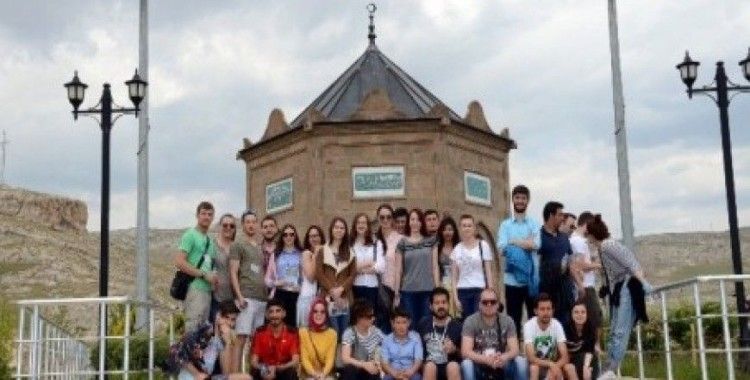 İslamofobi karşıtı Makedon ve Romen gençler Darende'yi gezdi