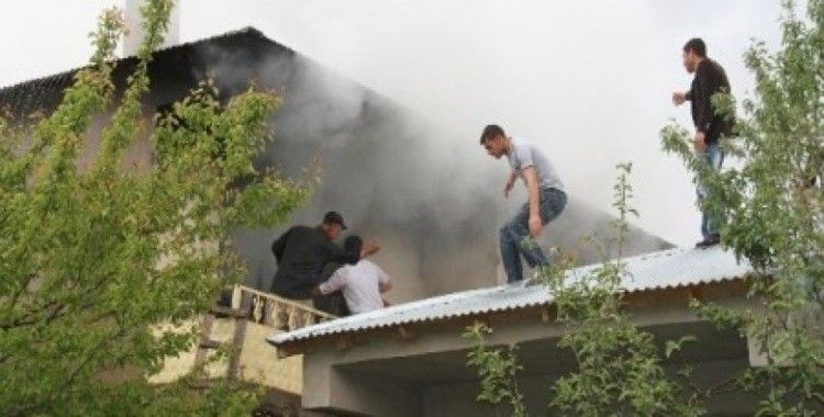 Muradiye'de ev yangını